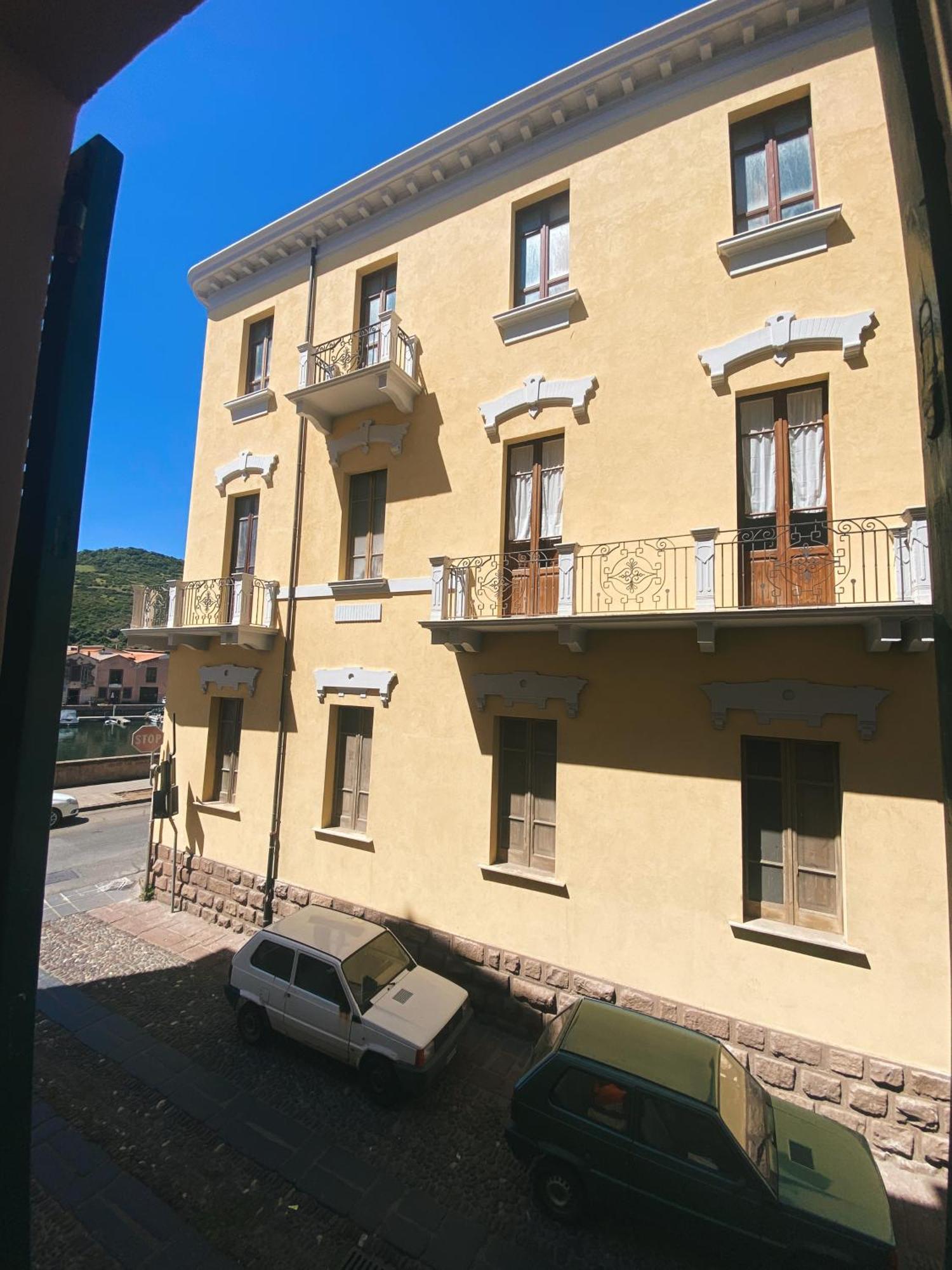 Tra I Due Ponti Hotell Bosa Exteriör bild